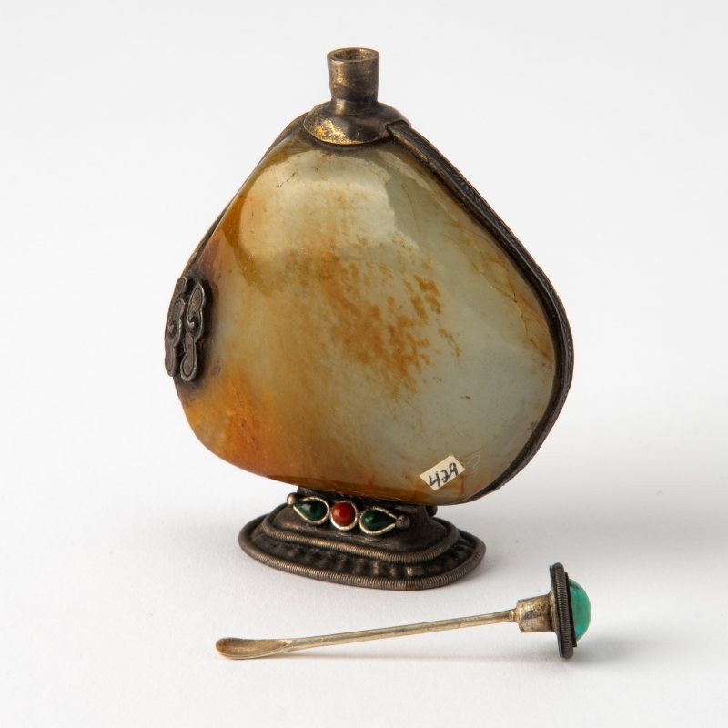 A Chinese Silver-Mounted Pebble Jade Snuff Bottle - 图2