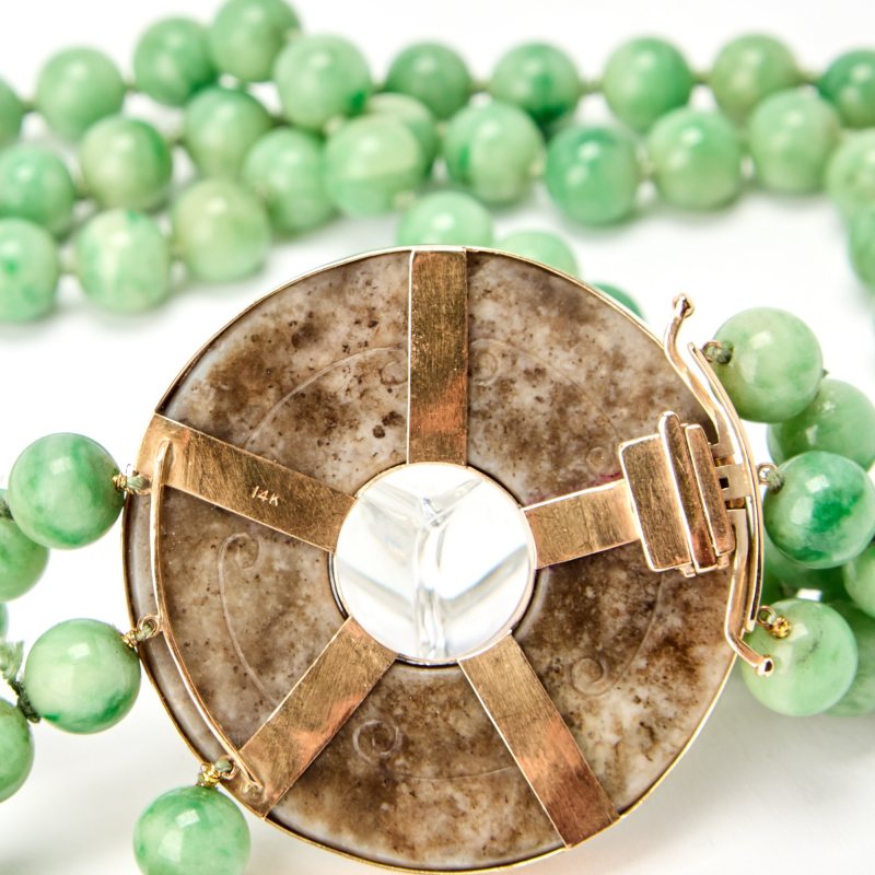 A Chinese Jadeite-Bead Necklace with a Carved White Jade Bi Pendant - 图5