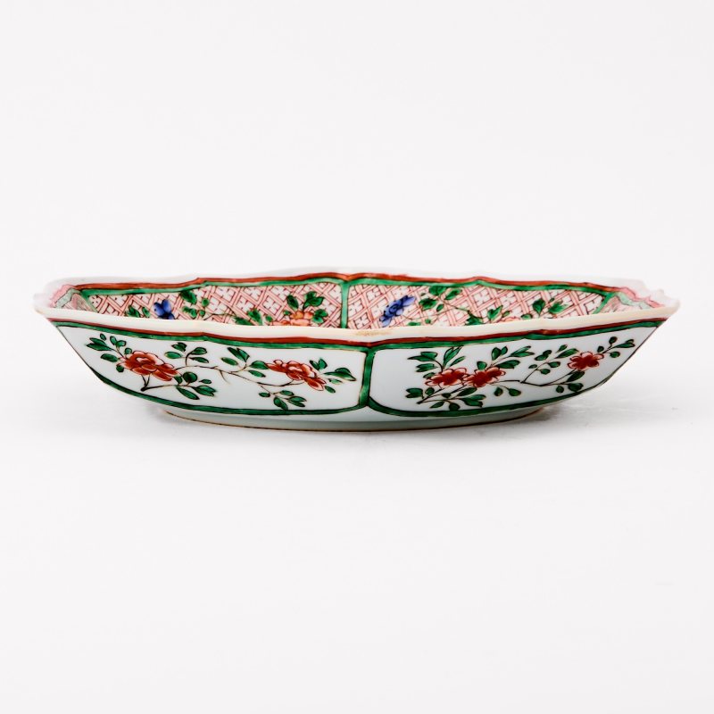 A Pair of Chinese Famille Verte Porcelain Hexagonal Dishes - 图3