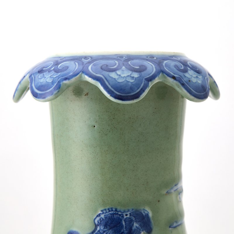 A Chinese Celadon-Glazed Blue and White Porcelain Vase - 图4