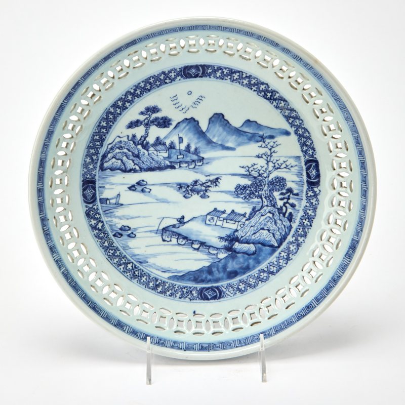 A Chinese Reticulated Blue and White Porcelain Dish - 图2