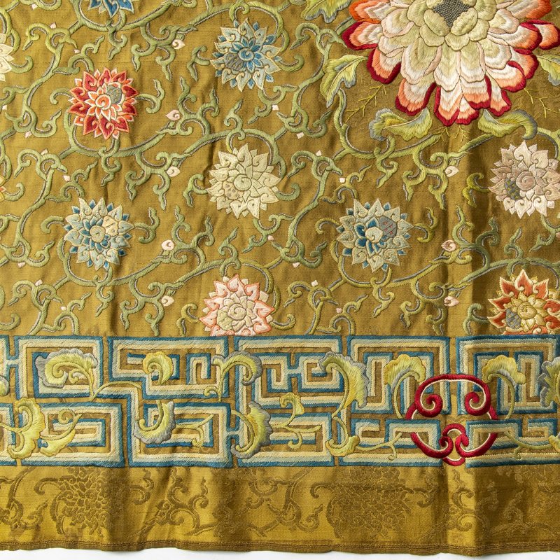 A Chinese Embroidered Silk Panel - 图4