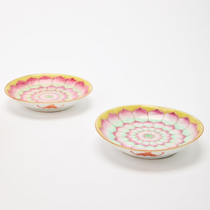A Pair of Chinese Enameled Porcelain ‘Lotus’ Dishes - 图2