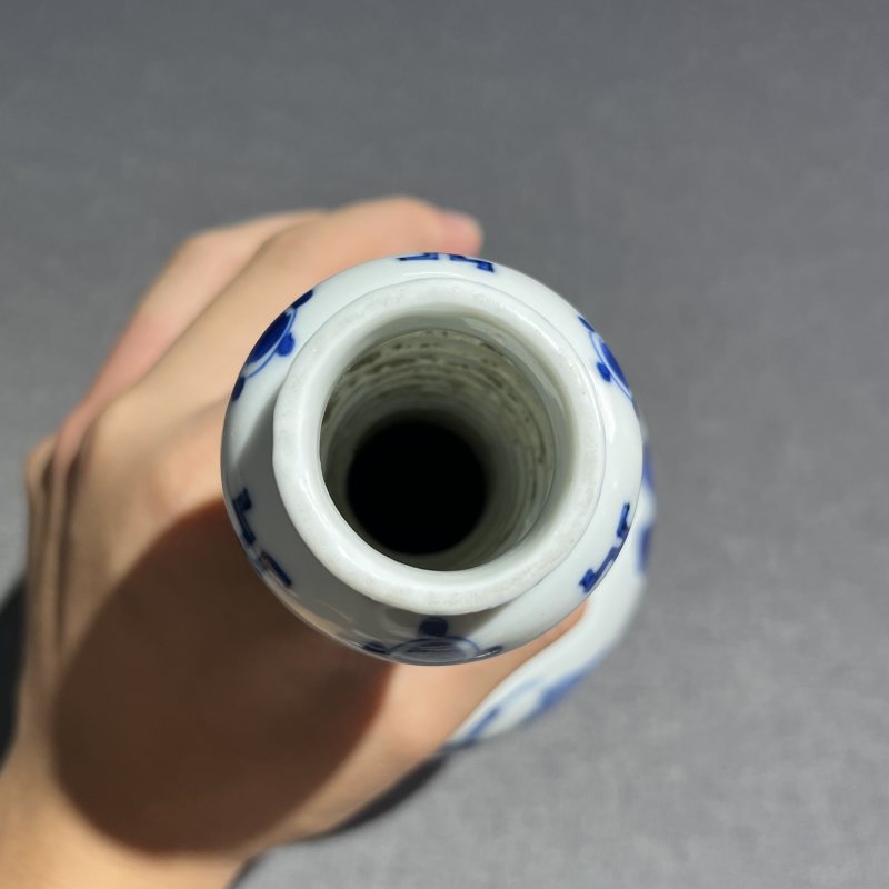 清康熙青花博古蒜头瓶 - 图9