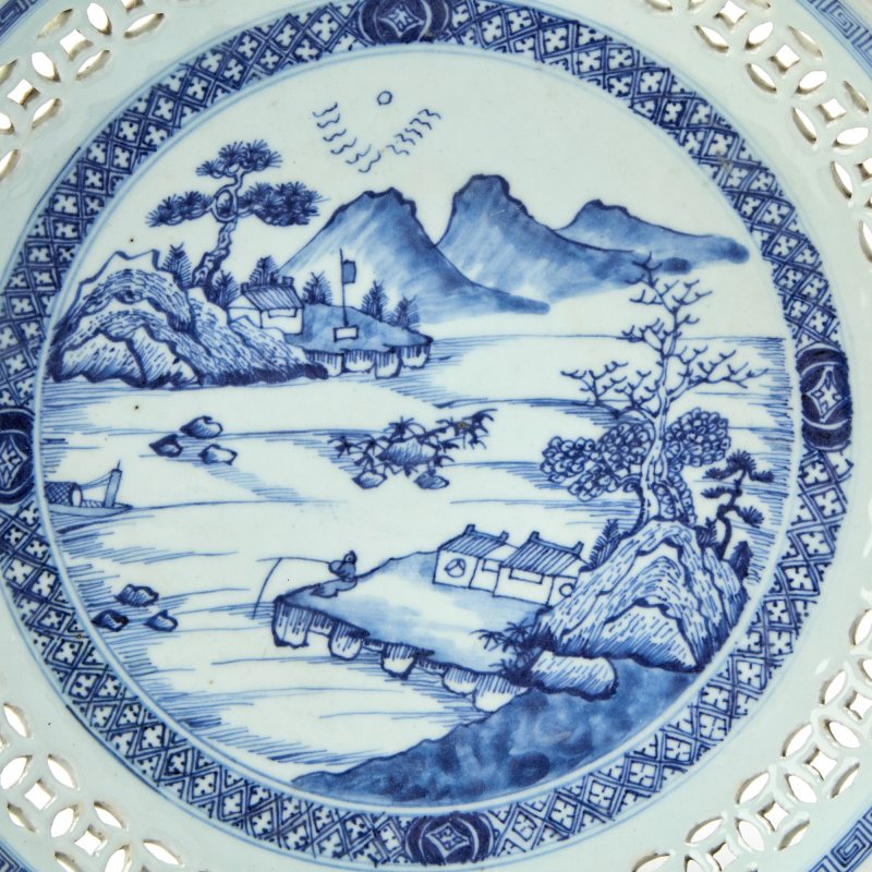 A Chinese Reticulated Blue and White Porcelain Dish - 图3