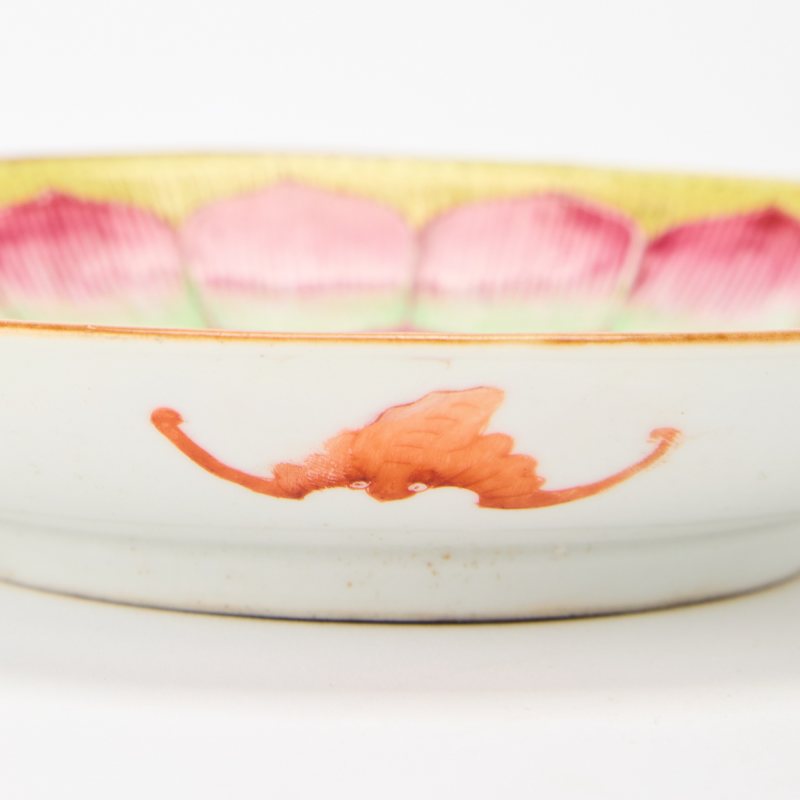 A Pair of Chinese Enameled Porcelain ‘Lotus’ Dishes - 图3