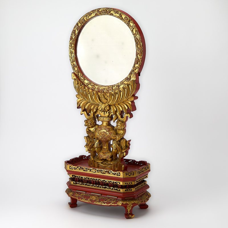 A Chinese Giltwood Mirrored Table Screen - 图2