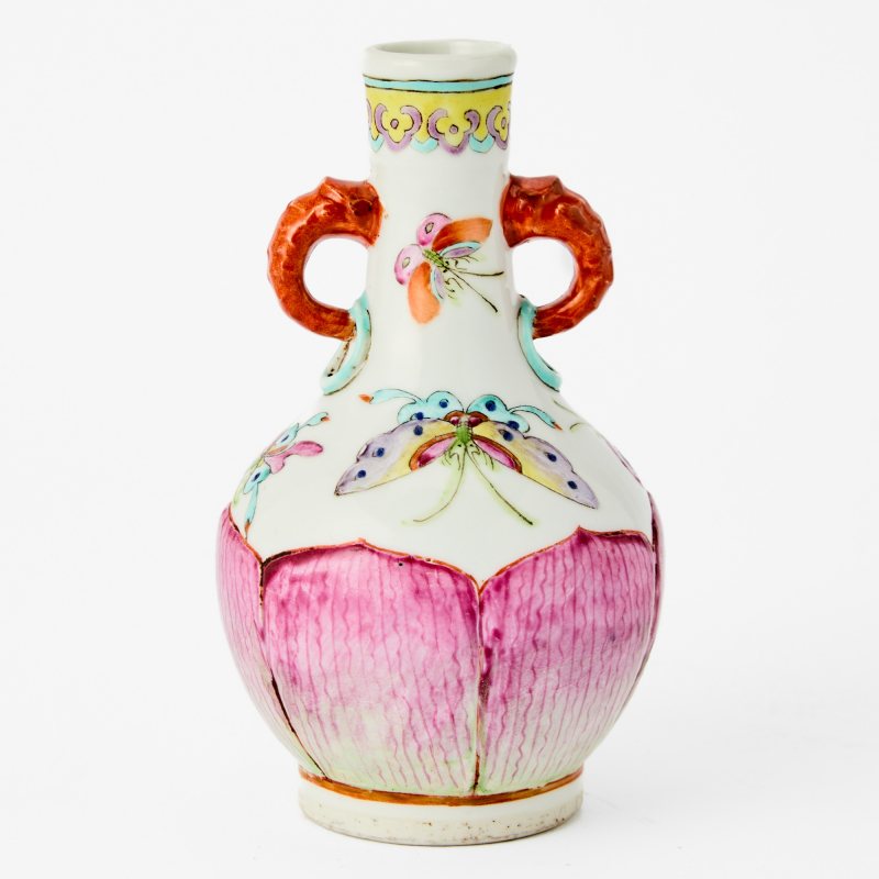 A Small Chinese Famille Rose Porcelain Handled Vase - 图2