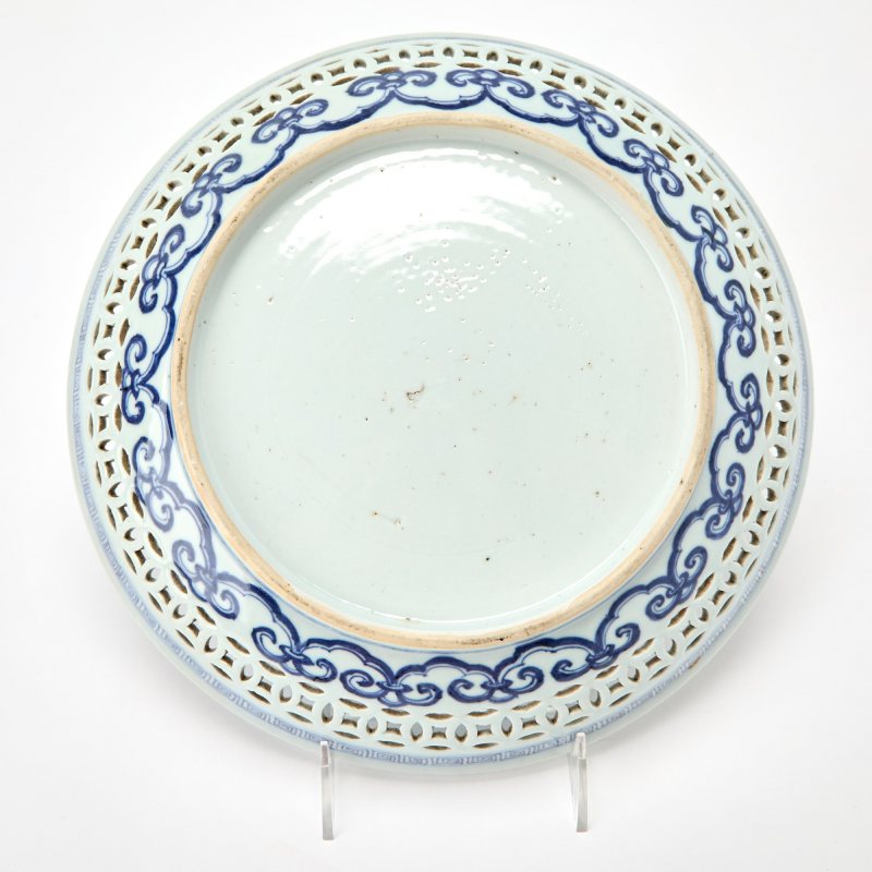 A Chinese Reticulated Blue and White Porcelain Dish - 图4