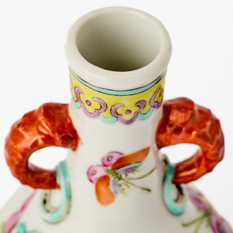 A Small Chinese Famille Rose Porcelain Handled Vase - 图3