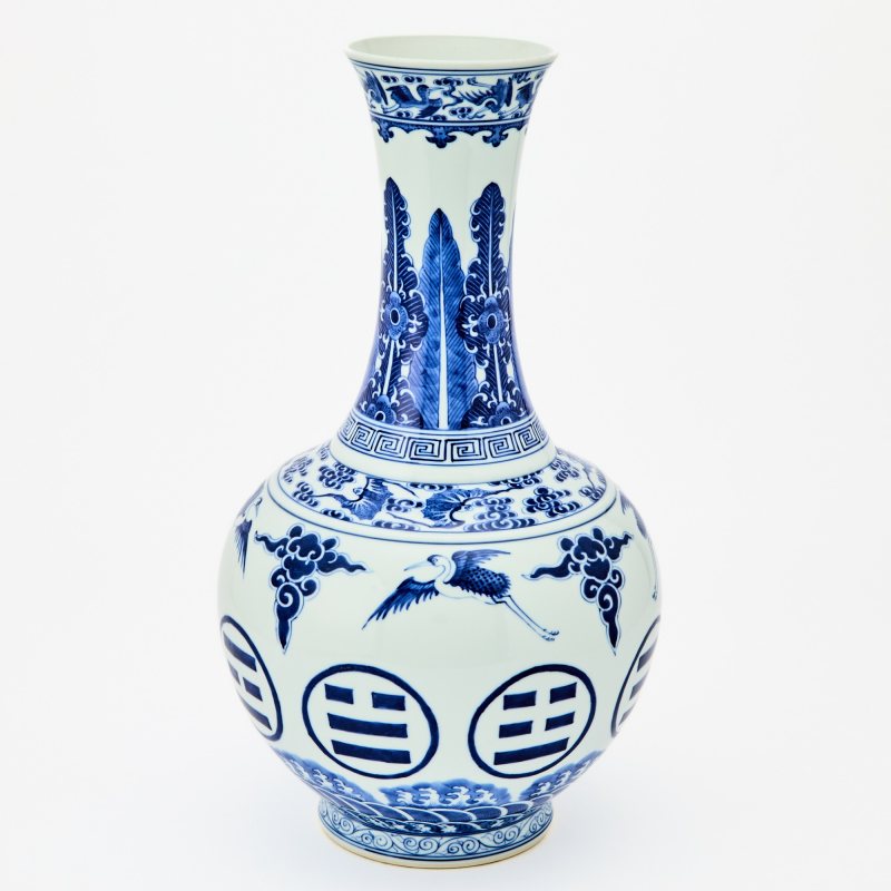 A Chinese Blue and White Porcelain 'Crane and Bagua' Bottle Vase - 图2