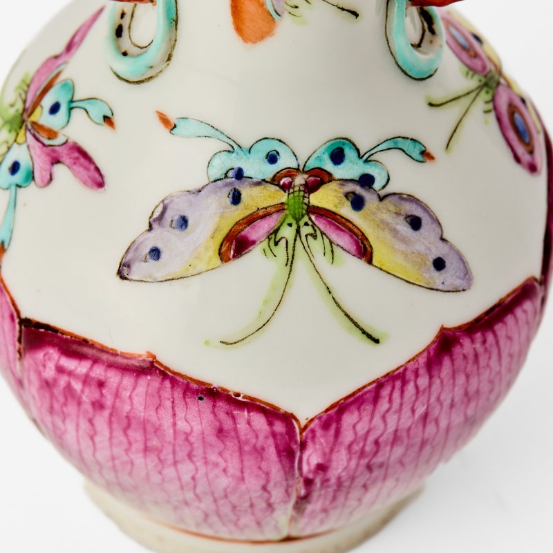 A Small Chinese Famille Rose Porcelain Handled Vase - 图4