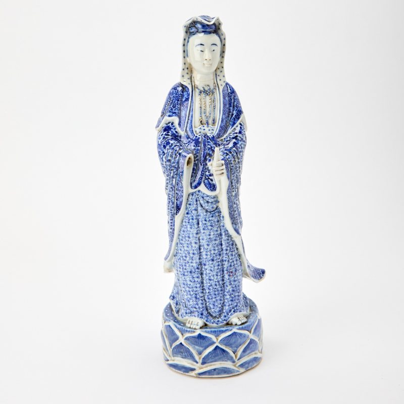A Chinese Blue and White Porcelain Figure of Standing Guanyin - 图2