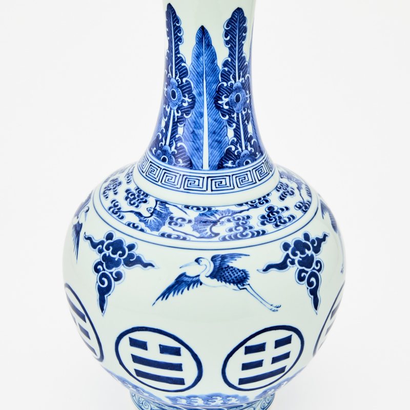 A Chinese Blue and White Porcelain 'Crane and Bagua' Bottle Vase - 图3