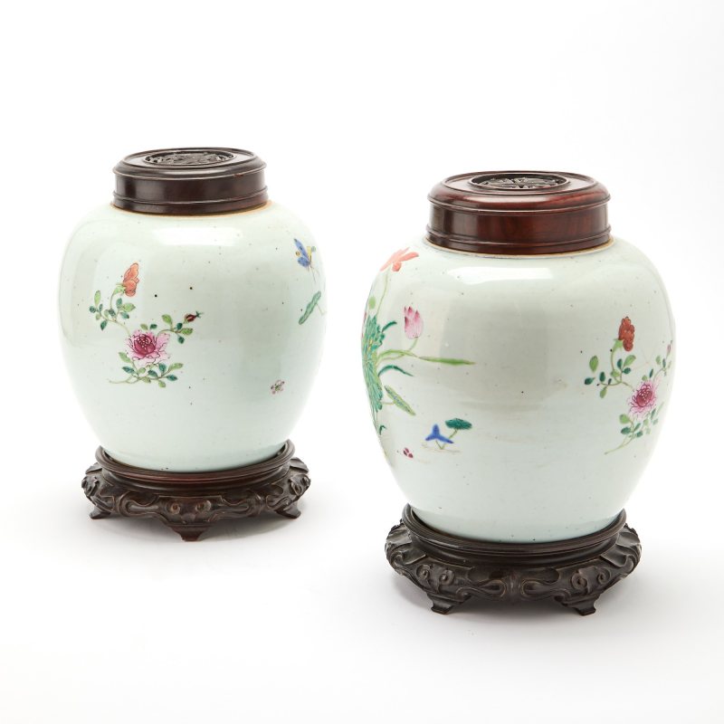 A Pair of Chinese Famille Rose Porcelain Jars - 图3