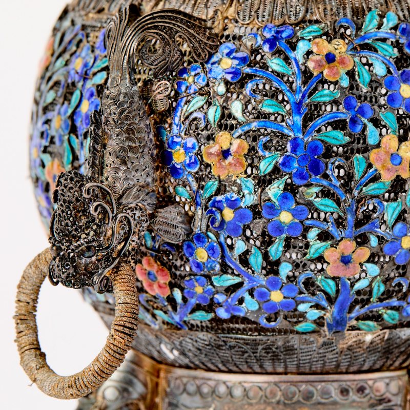 A Chinese Silver Filigree and Enamel Three-Piece Garniture - 图3