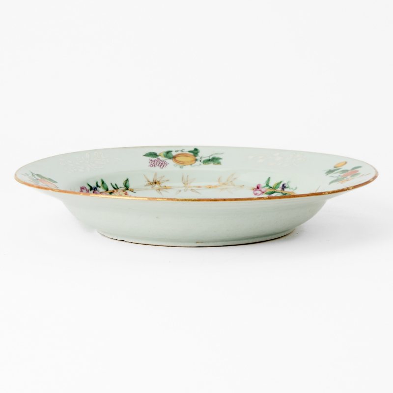 A Rare Pair of Swedish-Market Chinese Export Slip-Decorated and Enameled Porcelain Plates - 图2