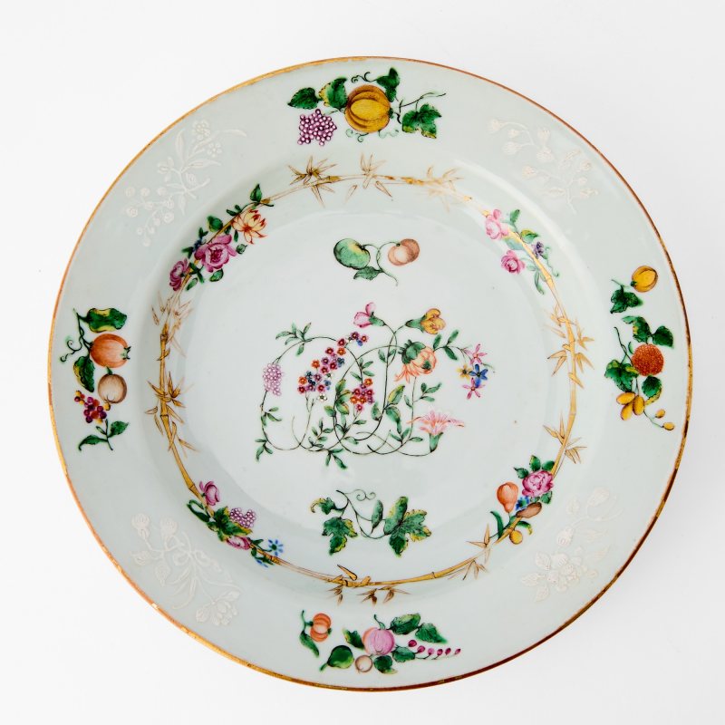 A Rare Pair of Swedish-Market Chinese Export Slip-Decorated and Enameled Porcelain Plates - 图3