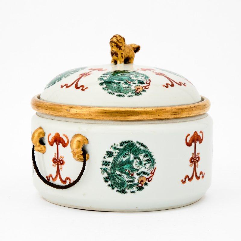 A Chinese Gilt-Decorated Enameled Porcelain Jar and Cover - 图2