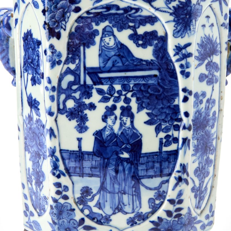 A Chinese Faceted Blue and White Porcelain Vase - 图7