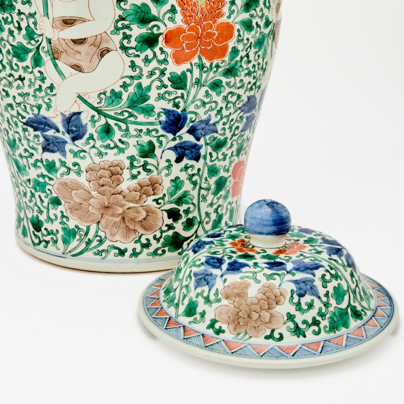 A Chinese Wucai Porcelain Jar and Cover - 图3