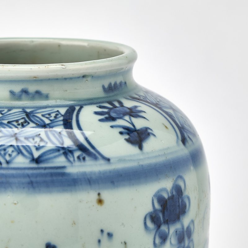A Chinese Blue and White Porcelain Jar - 图5
