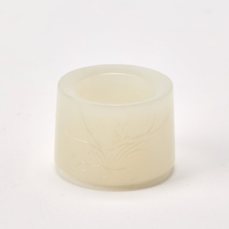 Two Chinese Carved White Jade Thumb Rings - 图3