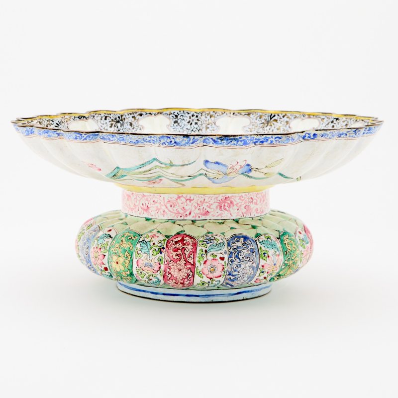A Chinese Canton Enamel Spittoon - 图2