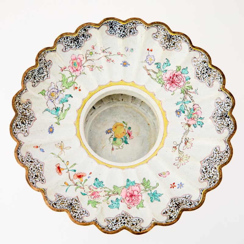 A Chinese Canton Enamel Spittoon - 图3
