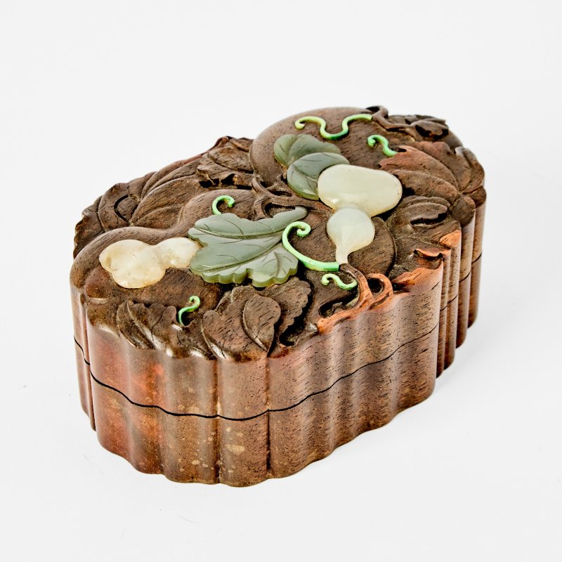 A Chinese Carved Amber Snuff Bottle with a Zitan Box - 图2