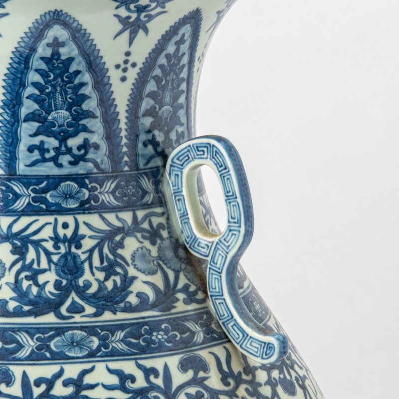 A Large Chinese Underglaze Blue and Enameled Porcelain Vase - 图2