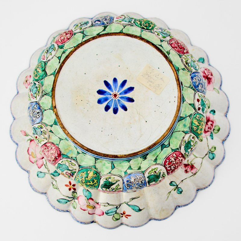 A Chinese Canton Enamel Spittoon - 图5