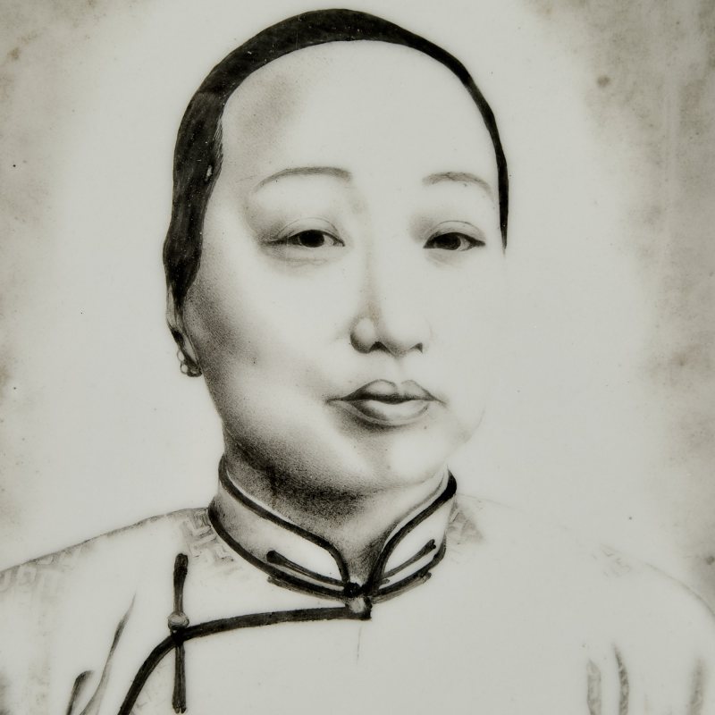 A Chinese Grisaille-Decorated Porcelain Plaque - 图2