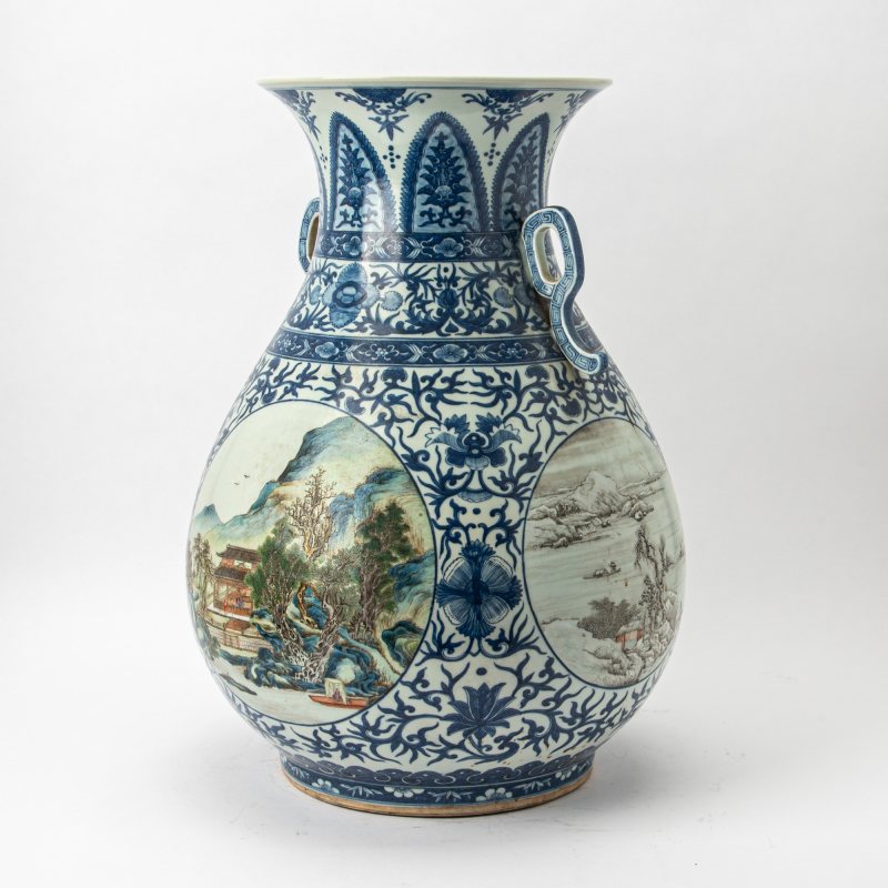 A Large Chinese Underglaze Blue and Enameled Porcelain Vase - 图3