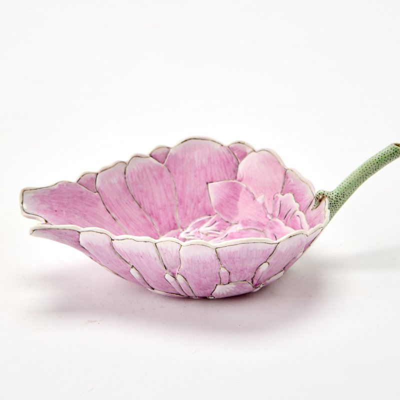 A Chinese Enameled Porcelain 'Lotus' Water Dropper - 图2