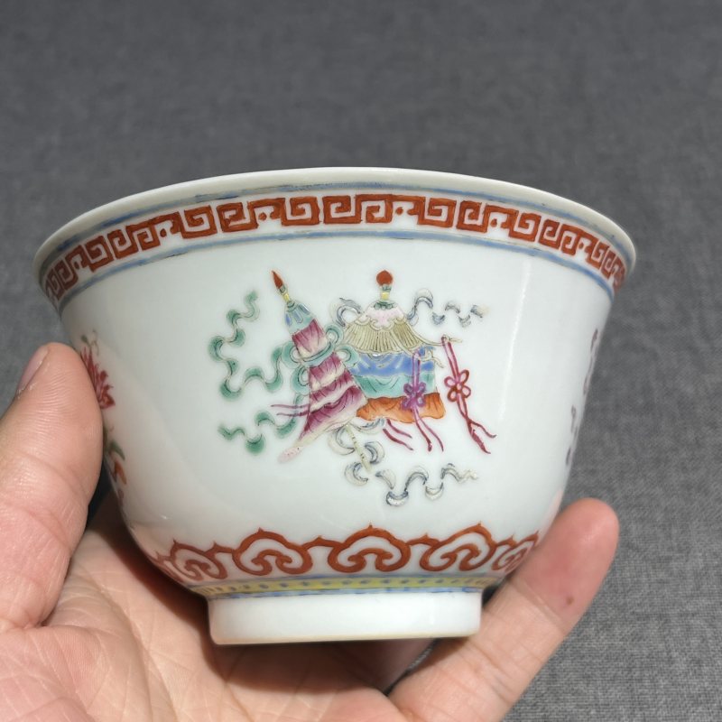 清乾隆粉彩八宝纹茶碗 - 图5