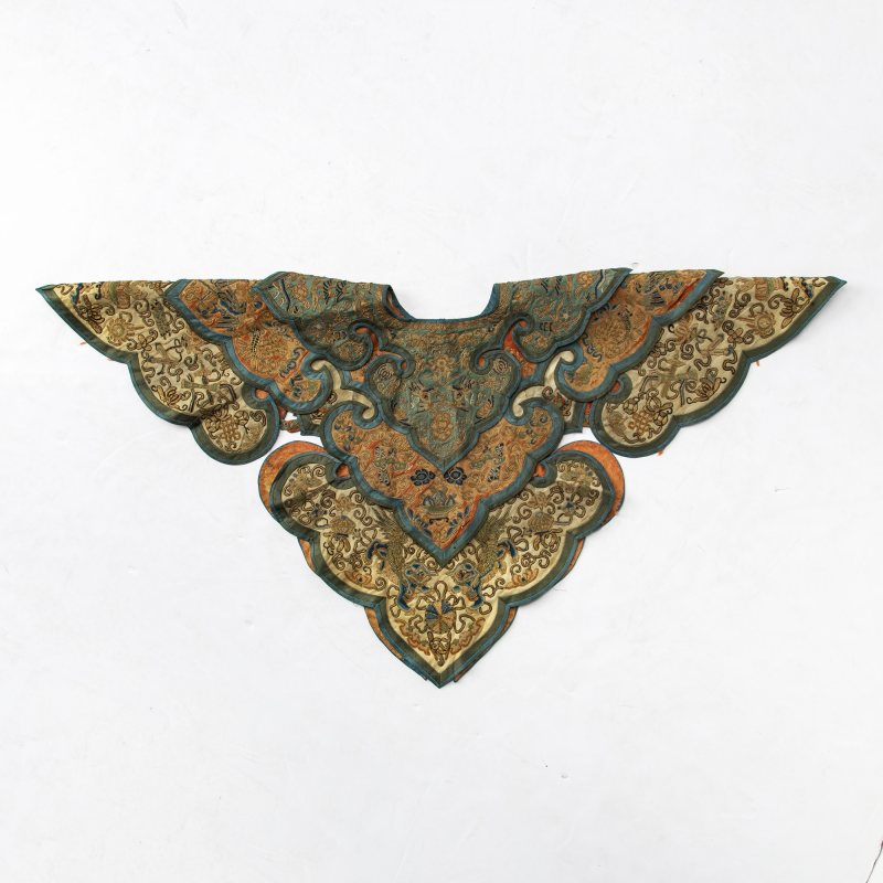 A Fine Chinese Embroidered Silk Collar - 图2