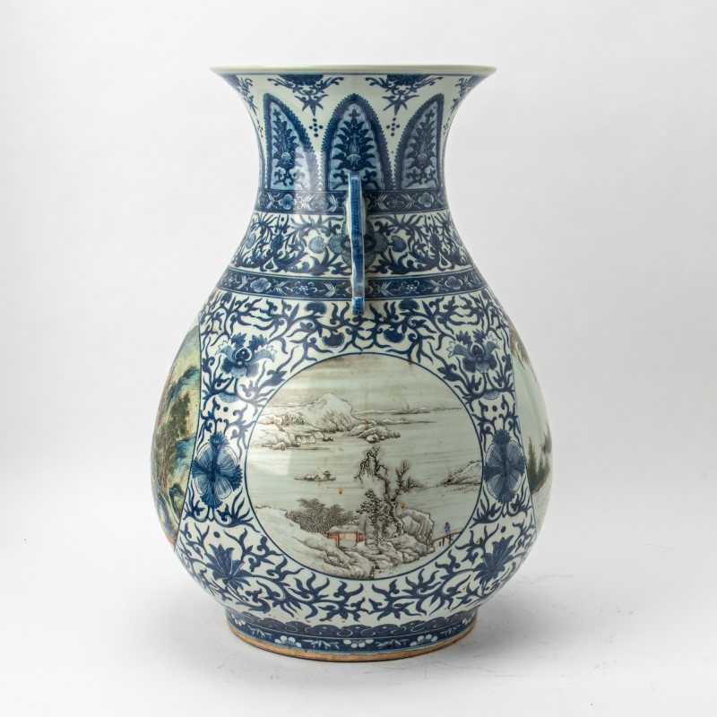 A Large Chinese Underglaze Blue and Enameled Porcelain Vase - 图4