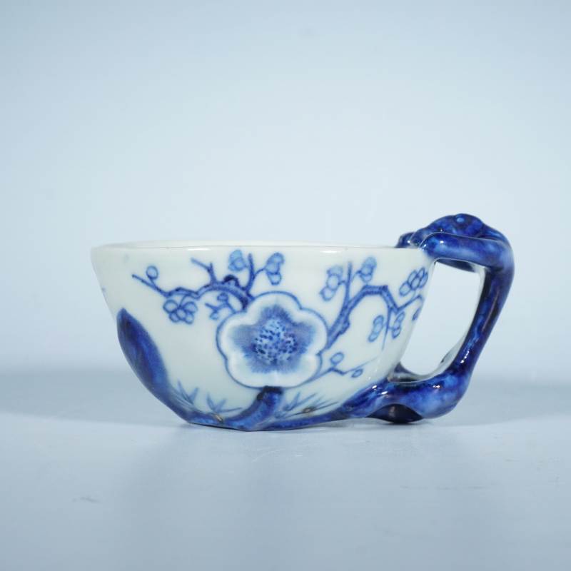 清中期花卉堆塑大杯