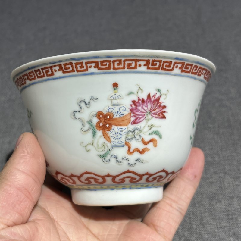 清乾隆粉彩八宝纹茶碗 - 图6