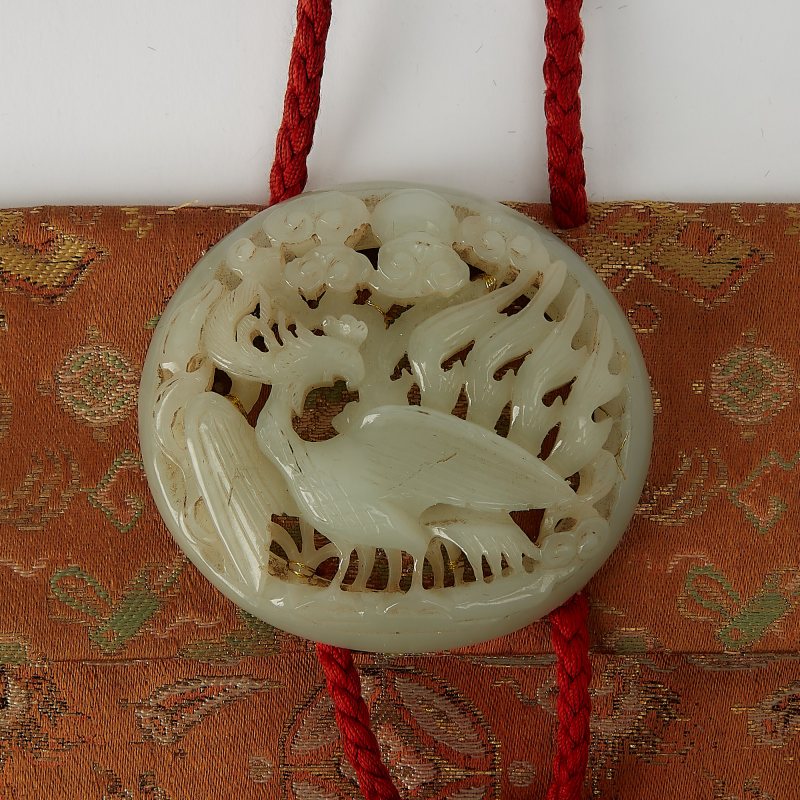 A Chinese Brocade Silk Pouch and a Jade Buckle - 图3