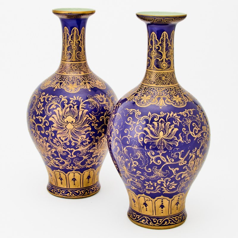 A Pair of Chinese Gilt-Decorated Powder-Blue-Glazed Porcelain Vases - 图2