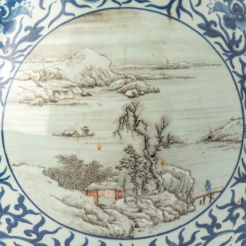 A Large Chinese Underglaze Blue and Enameled Porcelain Vase - 图5