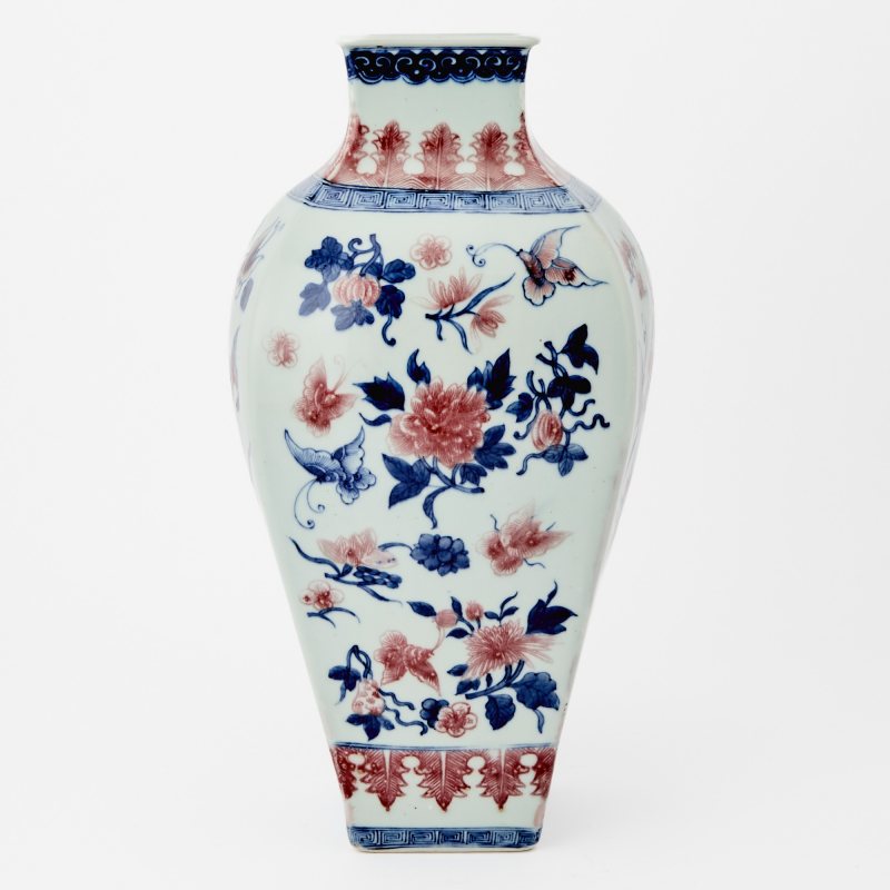 A Chinese Blue and Copper Red Porcelain Vase - 图2