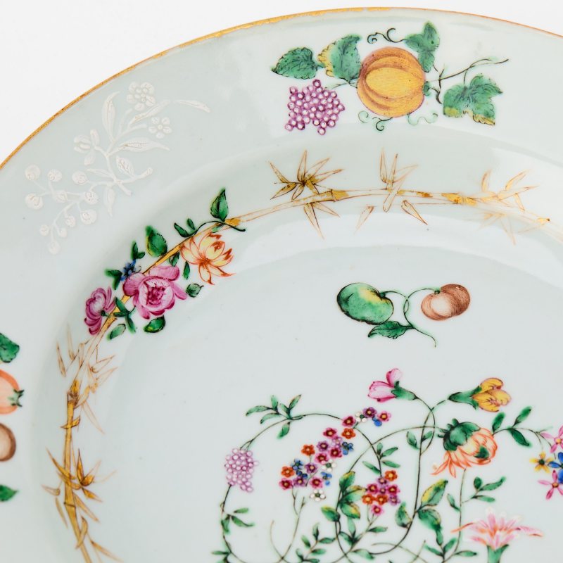 A Rare Pair of Swedish-Market Chinese Export Slip-Decorated and Enameled Porcelain Plates - 图4