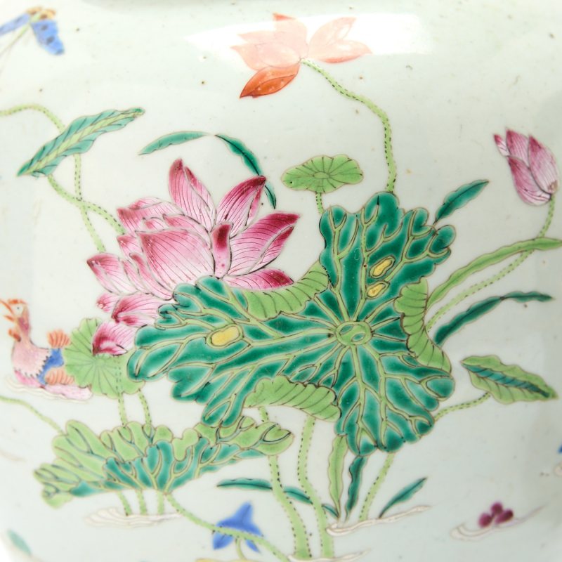 A Pair of Chinese Famille Rose Porcelain Jars - 图5