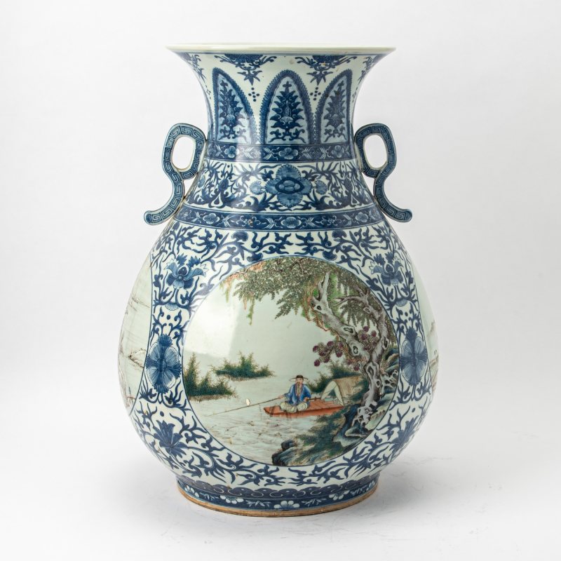 A Large Chinese Underglaze Blue and Enameled Porcelain Vase - 图6