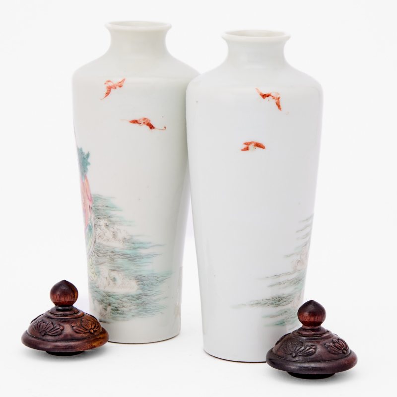 A Pair of Chinese Enameled Porcelain Vases - 图2