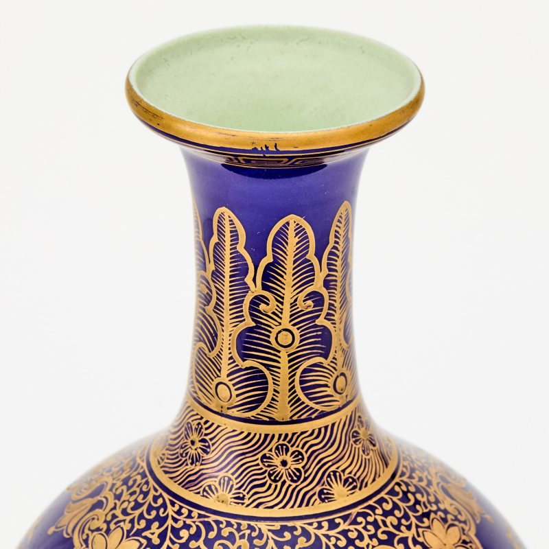 A Pair of Chinese Gilt-Decorated Powder-Blue-Glazed Porcelain Vases - 图3