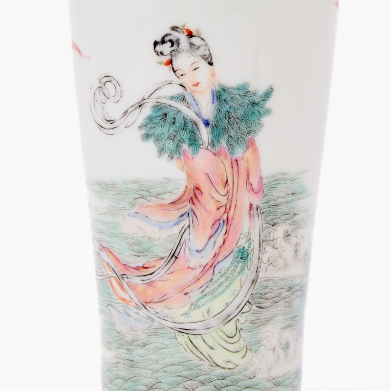 A Pair of Chinese Enameled Porcelain Vases - 图3